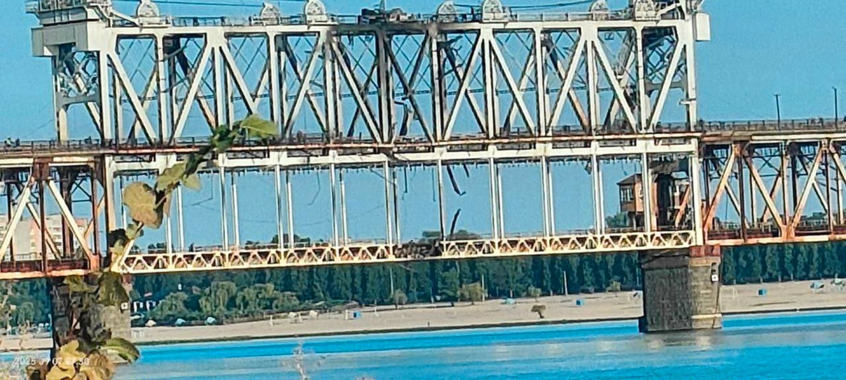 Последствия российских ударов по Крюковскому мосту