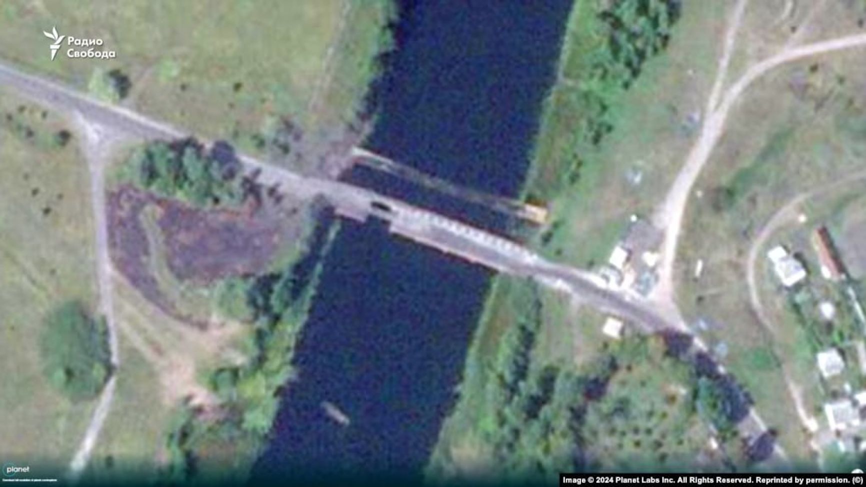 Спутниковый снимок моста через реку Сейм в селе Карыж в Курской области и наведенной рядом понтонной переправы