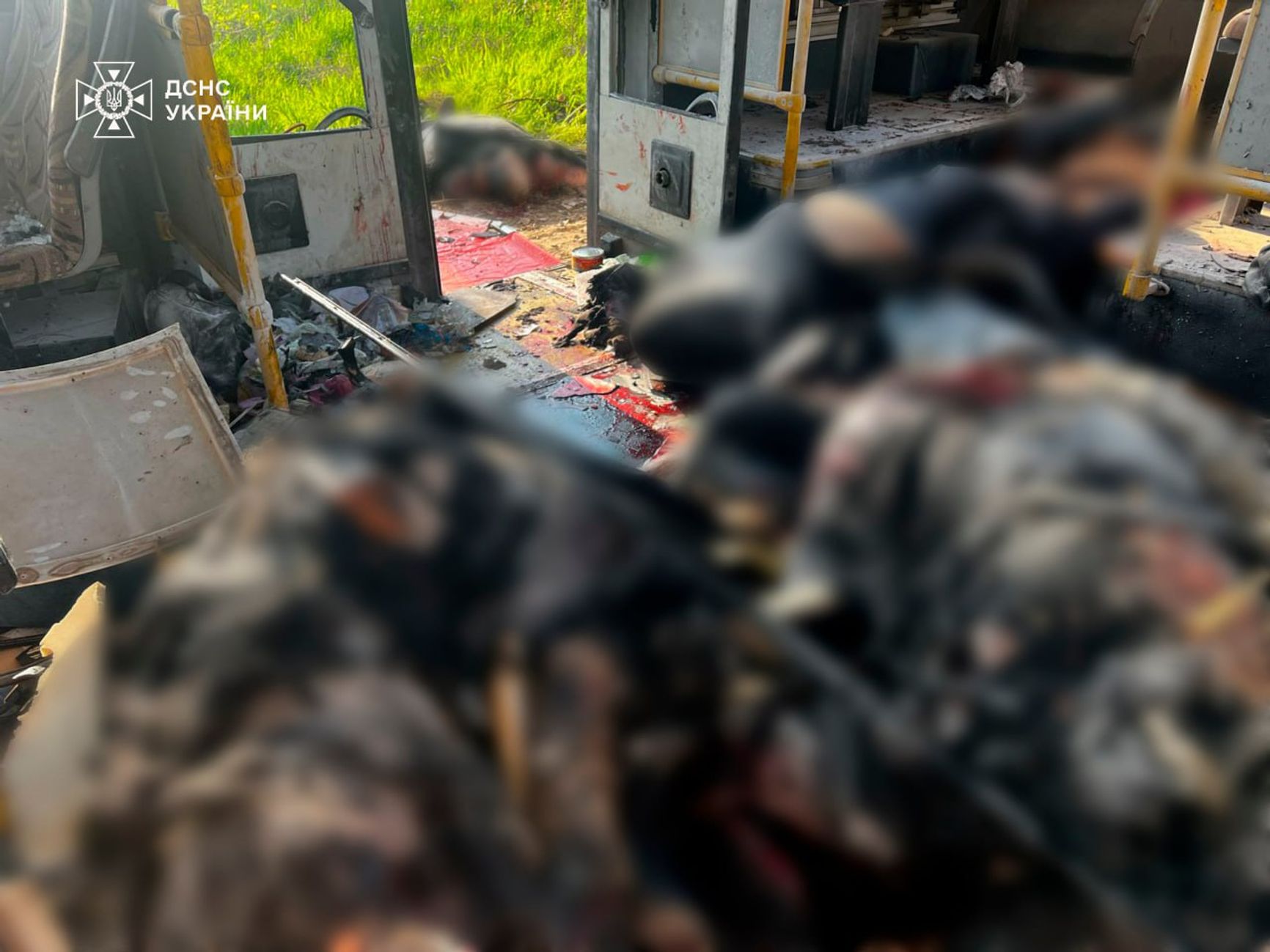 Последствия удара дрона по автобусу в городе Марганец