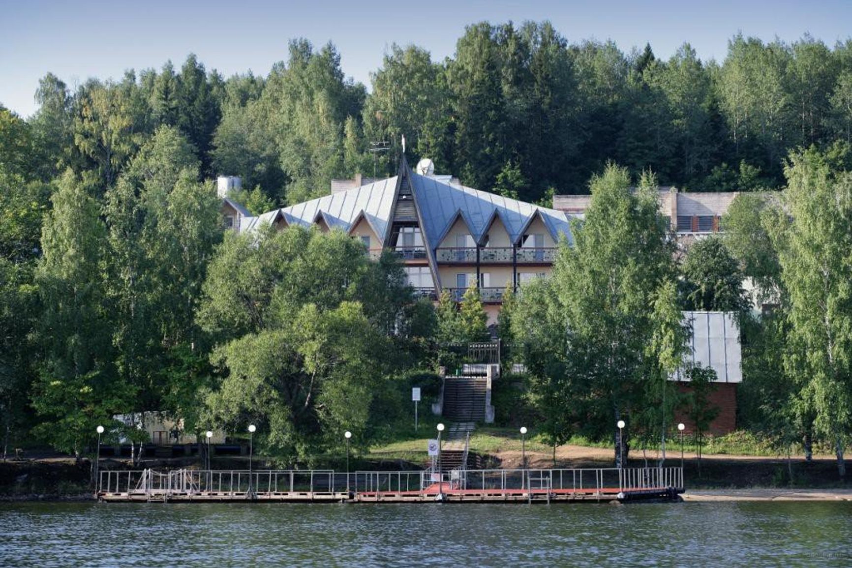 Вид на «Фортецию» и частный причал перед отелем с Волги