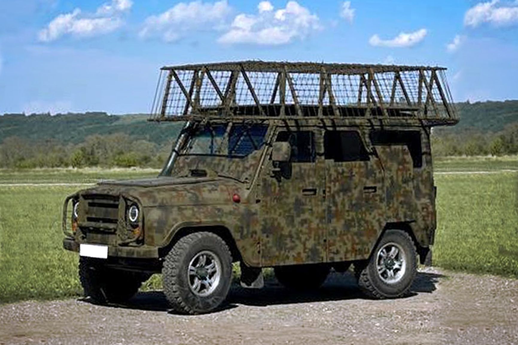 Автомобиль УАЗ, оснащенный противодроновой и противоосколочной защитой